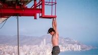 لحظه آویزان‌ شدن جوان 19 ساله از جرثقیل ۱۸۲ متری + فیلم و عکس