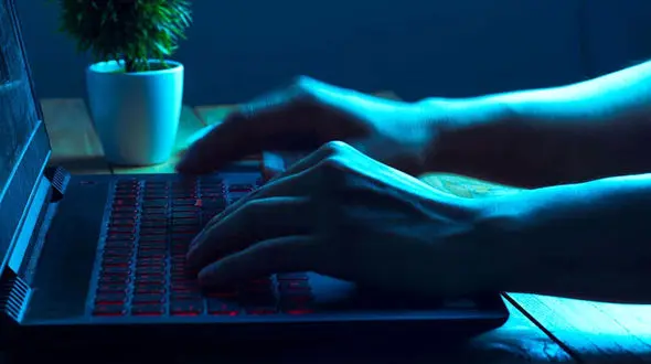 تهدید معلمان و دانش آموز در برنامه شاد / مرد جوان فحاشی می کرد