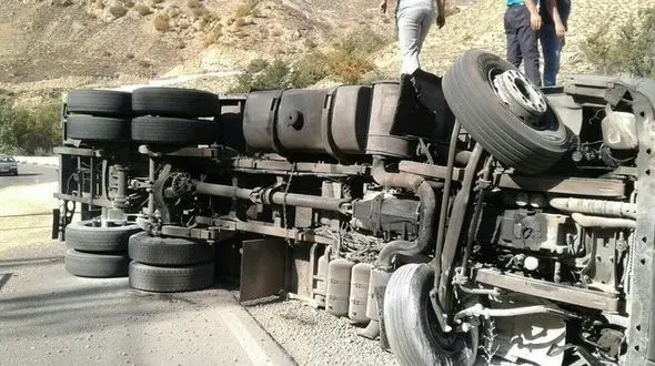 واژگونی تریلی هوو در گردنه اسدآباد + عکس