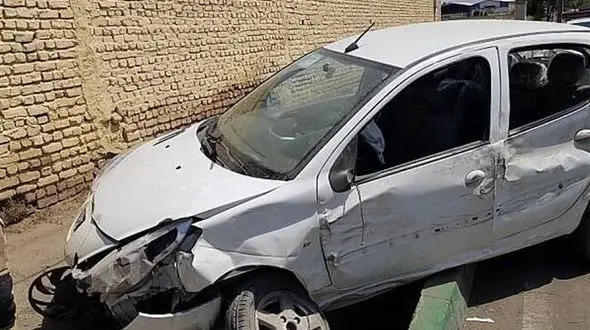 مصدومیت ۵ نفر بر اثر واژگون شدن پژو ۲۰۷ داخل جوی آب + تصاویر 