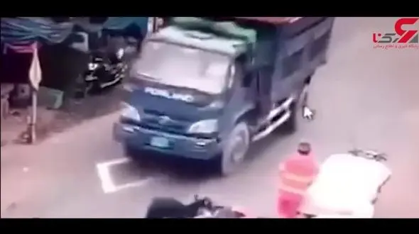 موتورسوار بدشانس زیر کامیون رفت + فیلم 