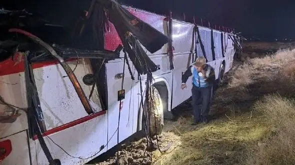 واژگونی اتوبوس مسافربری با ۱۰ فوتی