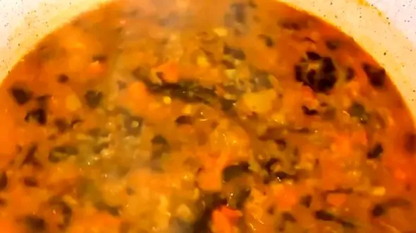 سوپ دال عدس و اسفناج رو امتحان کن + فیلم