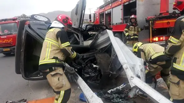 عکس و فیلم دلخراش از واژگونی مرگبار پراید در قزوین / پراید مچاله شد 