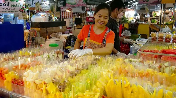 هنر میوه‌ بری در تایلند؛ سرعت و دقت در برش آناناس و انبه + فیلم