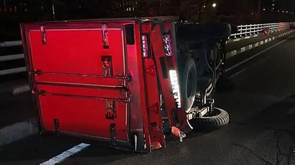 عکس واژگونی وانت یخچال دار در بزرگراه یادگار امام(ره) 