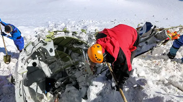 بازی با مرگ برای یافتن پیکر‌های جانباختگان سقوط هواپیما/ اعتراض به امدادگرانی که از جان خود گذشتند 
