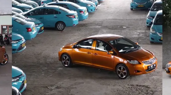 عجیب‌ترین ماشین لوکس دنیا را ببینید/ هدایت خودرو توسط 2 راننده! + فیلم