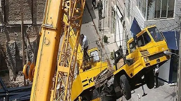 سقوط مرگبار جرثقیل وسط خیابان / 3 نفر در دم جان باختند + فیلم 
