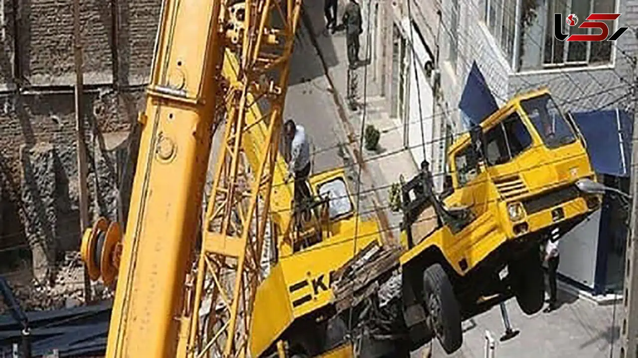 سقوط مرگبار جرثقیل وسط خیابان / 3 نفر در دم جان باختند + فیلم 