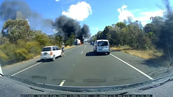 آتش گرفتن ناگهانی یک کامیون در جاده+ فیلم