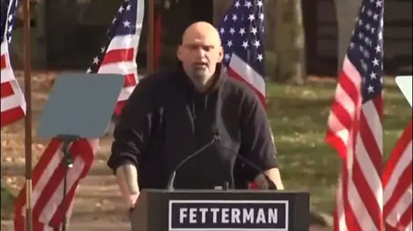 واژگونی پرچم های آمریکا در مقابل نامزد انتخاباتی + فیلم