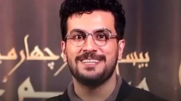 فیلم/ نوشابه باز کردن امیرحسین قیاسی بعد از دریافت جایزه حافظ: حق به حق دار رسید ولی در تعجبم