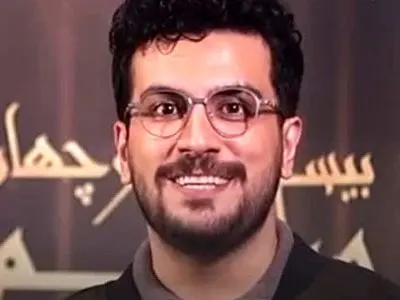 فیلم/ نوشابه باز کردن امیرحسین قیاسی بعد از دریافت جایزه حافظ: حق به حق دار رسید ولی در تعجبم که چرا ...