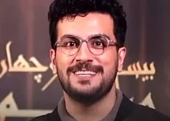 فیلم/ نوشابه باز کردن امیرحسین قیاسی بعد از دریافت جایزه حافظ: حق به حق دار رسید ولی در تعجبم که چرا ...