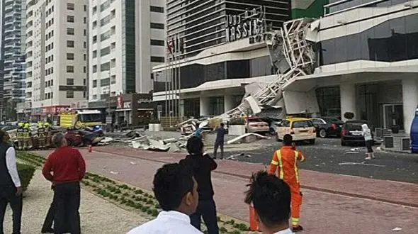 سقوط جرثقیل روی 4 خودرو +فیلم