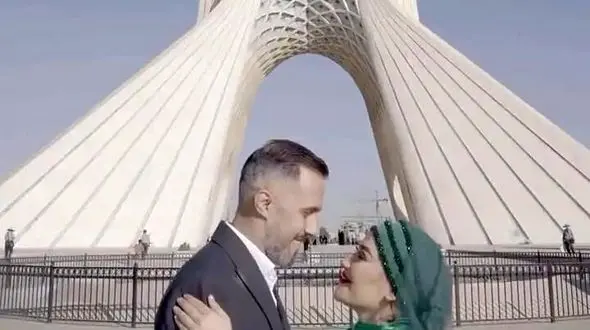 فیلم/ کلیپ فرمالیته یک زوج با لباس عروس متفاوت در برج آزادی / لباسی از ایران...!
