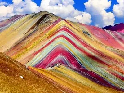 کوه رنگین‌ کمان کجاست؟ چرا این کوه رنگی است؟