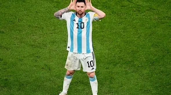 رمزگشایی از دلیل شادی عجیب مسی رو به فن‌خال+ تصاویر