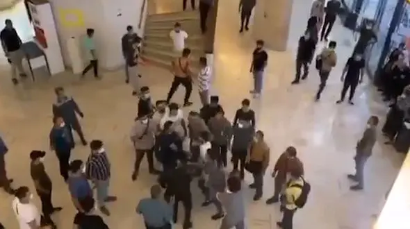 فیلم کتک خوردن یک زن در صف دلالان دلار در پاساژ اسکان میرداماد / گاز اشک آور زدند 