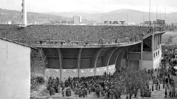 وحشت تماشاگران یک مسابقه از پرواز شئ مرموز+ عکس