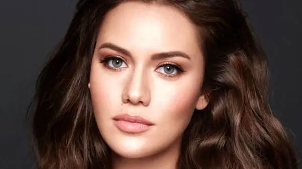 اولین عکس از چهره بدون آرایش زیباترین بازیگر زن / فخریه بدون آرایش هم خیره کننده است !