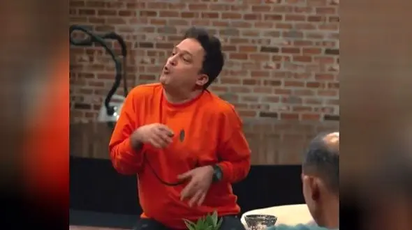 فیلم/ لحظه فراموش نشدنی حامد آهنگی در جوکر با تقلید صدا و حرکات خواننده معروف /تو مسابقه تقلید حامد اول میشه، خود خواننده دوم!