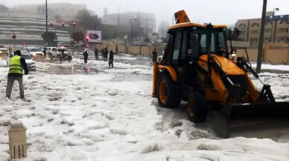 تگرگ شدید در غرب عربستان / جاده ها مسدود شدند