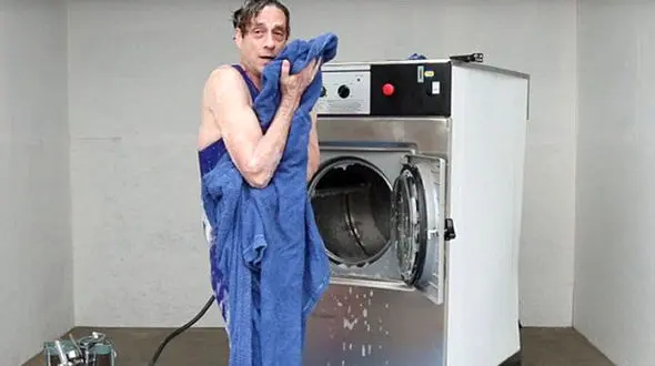  مردی در لباسشویی خود را شست! +عکس 