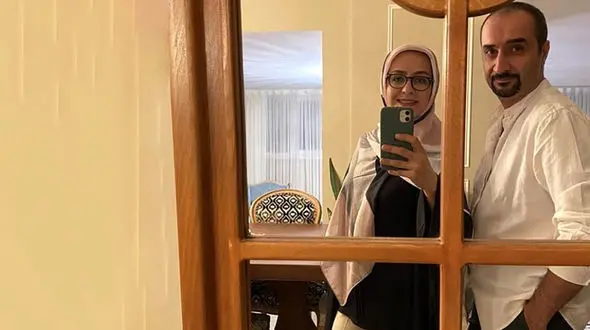 سلفی مجری جنجالی و همسرش در خانه شخصی + عکس