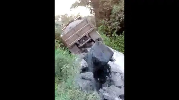 سقوط کامیون از پل چوبی + فیلم