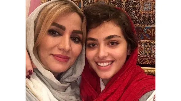 عکس /  عاشقانه ریحانه پارسابا مادرش