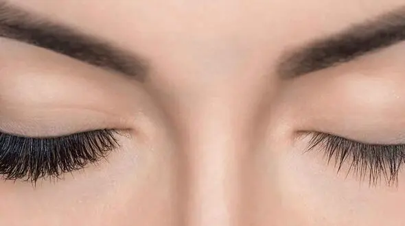 چه عواملی به مژه هایتان آسیب می رساند؟