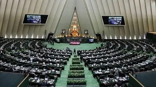 نرخ ارز ارتباط مستقیم با عملکرد وزیر اقتصاد ندارد/ همتی در وضعیت نابسامان فعلی نقش دارد