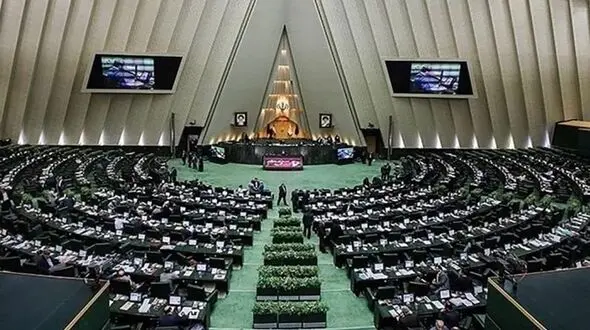 نرخ ارز ارتباط مستقیم با عملکرد وزیر اقتصاد ندارد/ همتی در وضعیت نابسامان فعلی نقش دارد