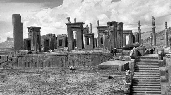 عکسی تاسفبار  تخت جمشید در دوران قاجار / 120 سال قبل و حالا را مقایسه کنید