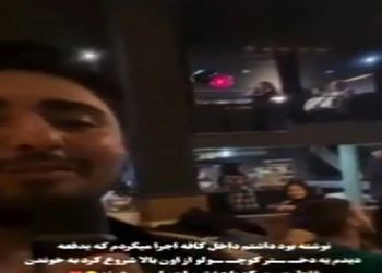 آوازباشکوه آقاهه در سکوت شب خوند بگه صداش خوبه یهو دختر بچه دنبالشو خوند همه قفلیدن