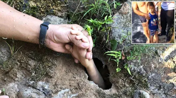 نجات کودک در حال غرق شدن از تونل آب! + فیلم