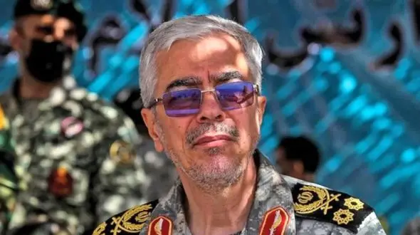 عکس؛ سفر به تاریخ؛ «سپهبد باقری» با لباس کُردی در کوهستان‌های غرب کشور؛ دهۀ 60