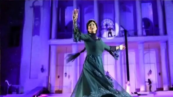 فیلم آواز باشکوه /  اجرای شکیل سحر دولتشاهی در کنسرت همایون شجریان که حسابی درخشید