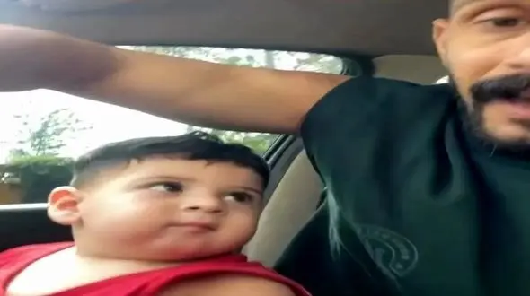 آواز شاد؛ بچه کوفته برنجی بغل باباش میرقصه دستاشو میبره بالا تشویق کنه براش دست بزنن