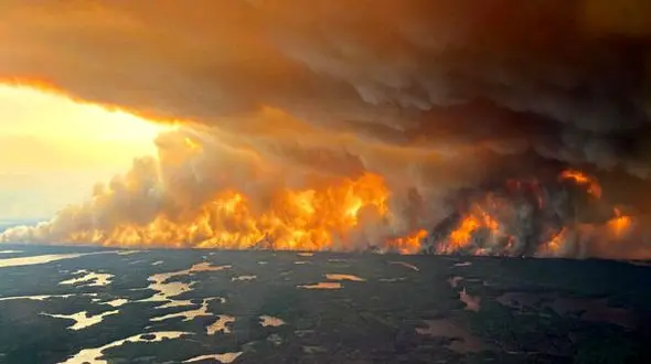 آتش‌سوزی‌ در کانادا و اعلام وضعیت اضطراری در ۲ استان /  اختلال در پروازها به آمریکا هم رسید 