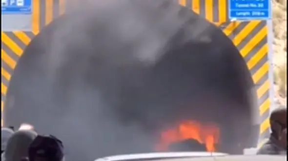 فیلم آتش گرفتن خودرو  پیکاپ کلوت داخل  تونل شماره ۳۲ آزادراه تهران-شمال