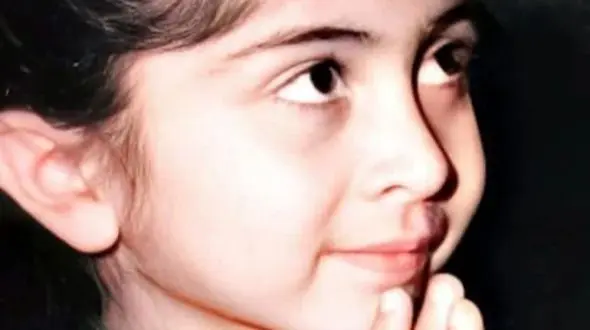 عکس سفر در زمان /  لیلا فروهر در کودکی در آغوش پدرش /  دهه 40