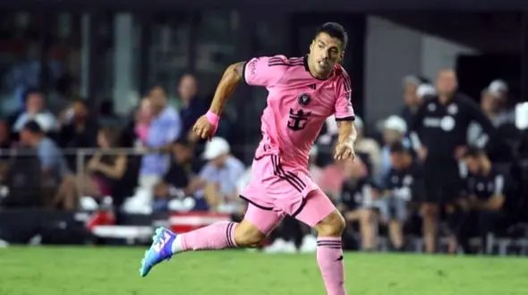 چرا سوارز در ترکیب اصلی اینترمیای است و مسی نه؟