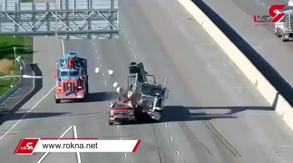 فیلم وانت رها شده در اتوبان پس از تصادف آتش گرفت