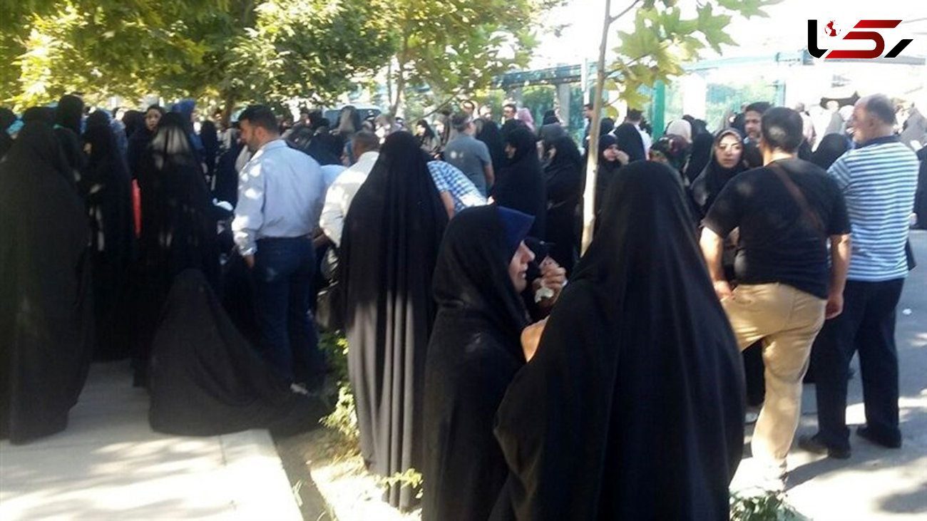 اعتراض خانواده‌های فاقد مدارک هویتی در  مقابل مجلس+عکس
