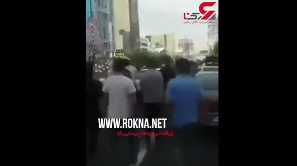 آویزان شدن مامور پلیس راهور از ماشین مسافرکش  / این چه کاریست؟+فیلم