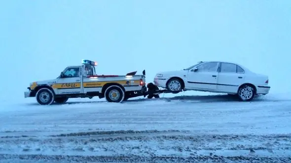 به ازای هر 8076 خودرو یک ماشین امداد خودرویی موجود است / مردم گرفتار در جاده های صعب العبور و ناامن + فیلم