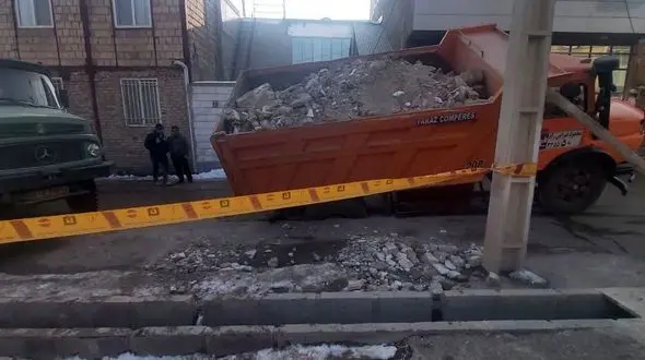 بلعیده شدن کامیون بزرگ وسط خیابان در قزوین ! + عکس های عجیب